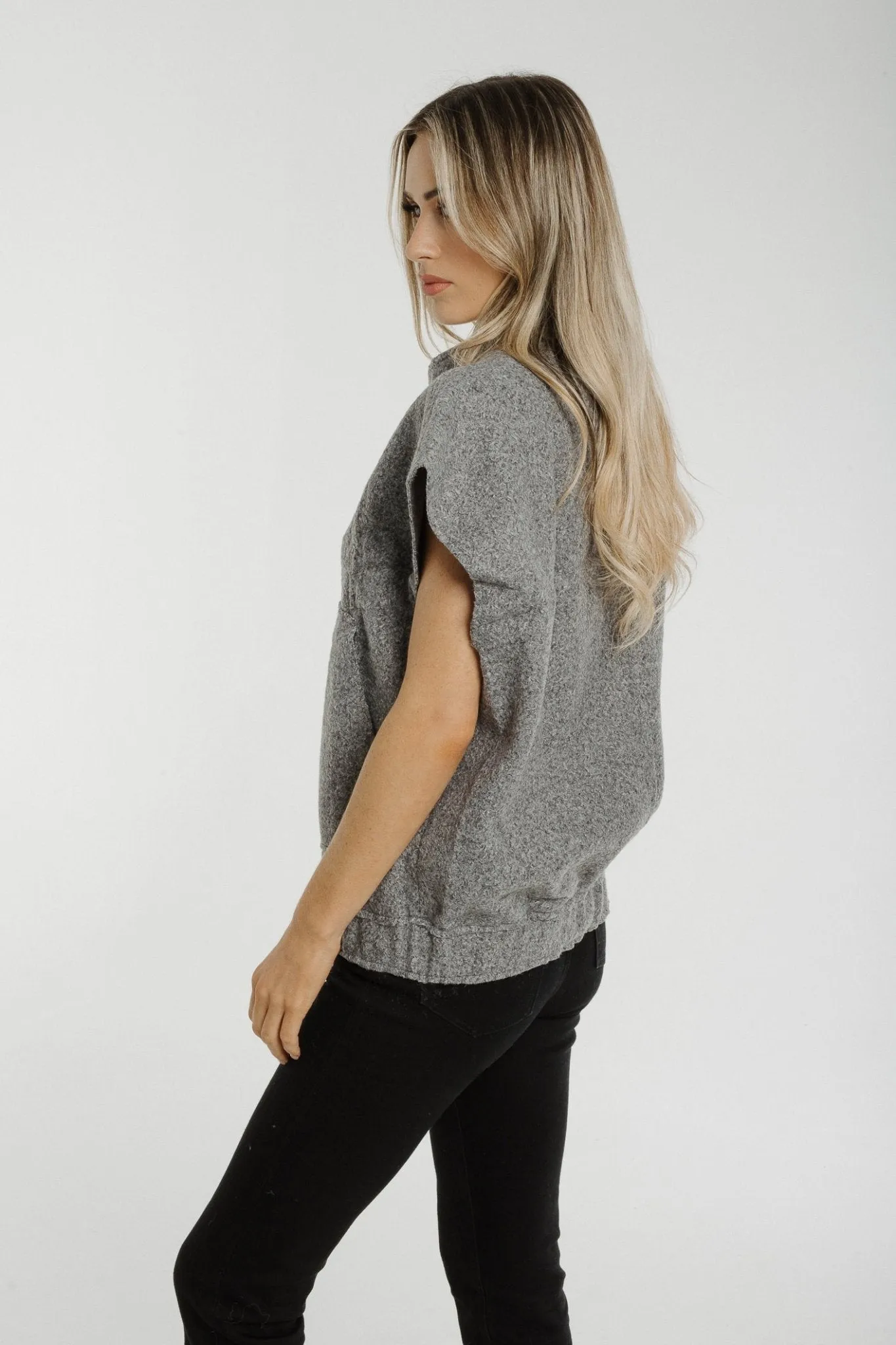 Aveen Sleeveless Jacket In Grey